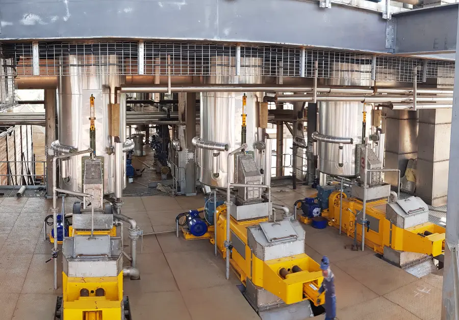 palm oil processing, from milling through refining and fractionation to finished product packaging,